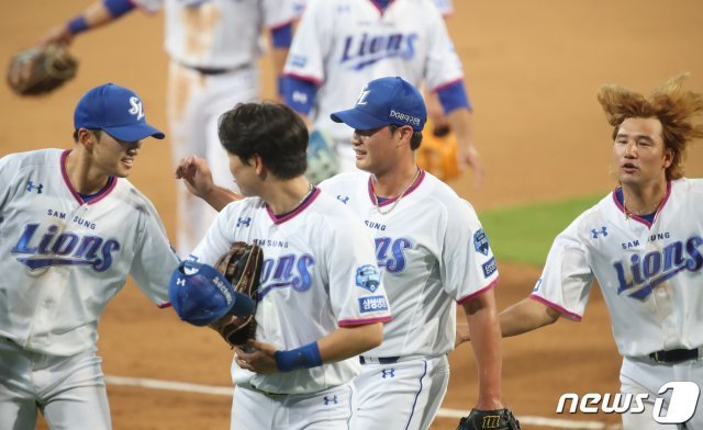 10일 오후 대구삼성라이온즈파크에서 열린 프로야구 ‘2020 신한은행 SOL KBO리그’ 삼성 라이온즈와 키움 히어로즈의 경기, 8회초 마운드에 오른 삼성 오승환이 호수비로 실점 위기를 넘긴 박해민에게 고마움을 표하고 있다. 2020.6.10/뉴스1 © News1
