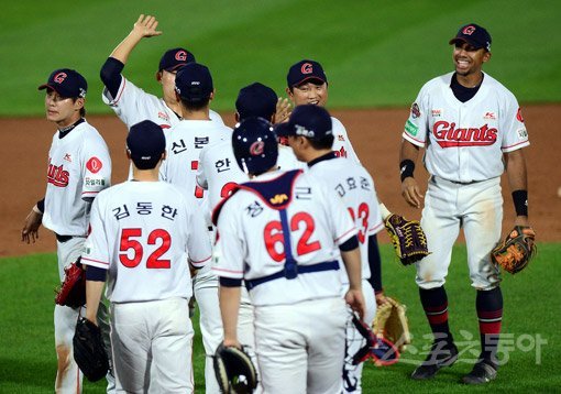 10일 부산 사직야구장에서 ‘2020 신한은행 SOL KBO리그‘ 롯데 자이언츠와 한화 이글스의 경기가 열렸다. 한화에 12-2로 승리한 롯데 선수들이 그라운드에서 기쁨을 나누고 있다. 사직｜김민성 기자 marineboy@donga.com