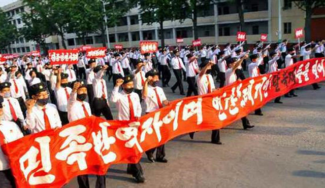 북한은 연일 한국 정부와 탈북자를 규탄하는 각계각층의 집회를 진행하고 있다. 이 과정에서 지도자로서의 김여정의 존재감이 주민에게 부각되고 있다.8일 평양에서 열린 대학생 집회. 뉴스1