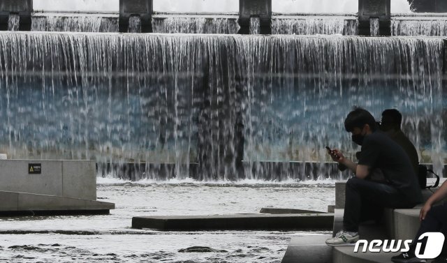 서울 낮 기온이 32도까지 오르는 등 무더운 날씨를 보인 10일 오후 서울 청계천에서 시민들이 더위를 식히고 있다. 2020.6.10/뉴스1 © News1