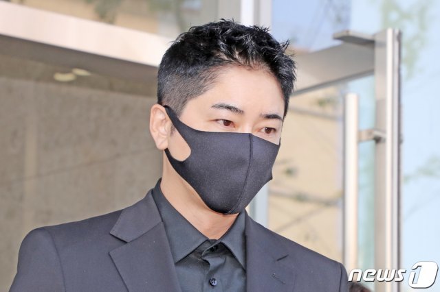 성폭행 혐의로 재판에 넘겨졌지만, 징역형의 집행유예를 선고받고 풀려난 배우 강지환(43·본명 조태규)이 11일 오후 경기도 수원시 영통구 수원고등법원에서 열린 항소심 선고 공판을 마치고 차량에 탑승하기 위해 이동하고 있다. 2020.6.11/뉴스1 © News1