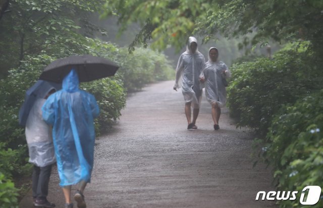 제주지방기상청은 제주의 장마철은 10일이 아닌 오는 16일부터 시작될 것으로 분석하고 있다. © News1