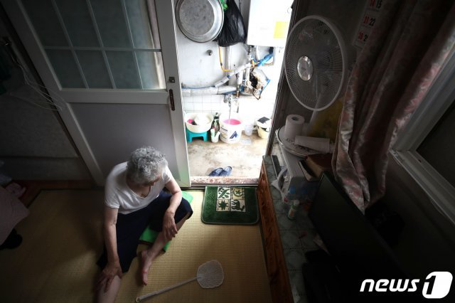 신종 코로나바이러스 감염증(코로나19) 사태 속에 올해 첫 폭염주의보가 발효됐던 지난 9일 서울 용산구 후암동 쪽방촌에 거주하는 한 노인이 휴식을 취하고 있다. 2020.6.9 © News1
