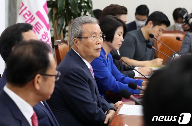 김종인 미래통합당 비대위원장이 11일 오전 서울 여의도 국회에서 열린 비상대책위원회의에서 모두발언을 하고 있다. 2020.6.11/뉴스1 © News1