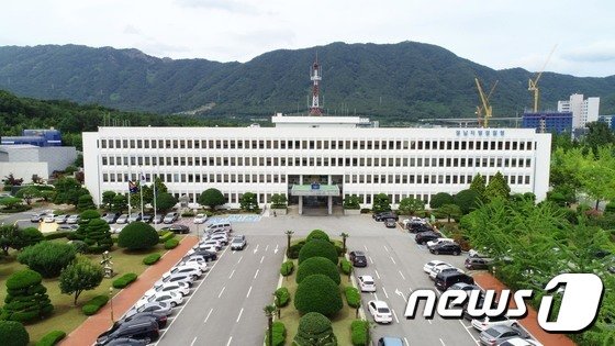 계부와 친모로부터 가혹한 학대를 당한 경남 창녕의 9살 여아가 부모의 곁을 벗어나기 위해 지난달 29일 4층 높이서 난간을 타고 집에서 탈출을 한 사실이 경찰조사에서 확인됐다. 사진은 경남지방경찰청 전경. © 뉴스1