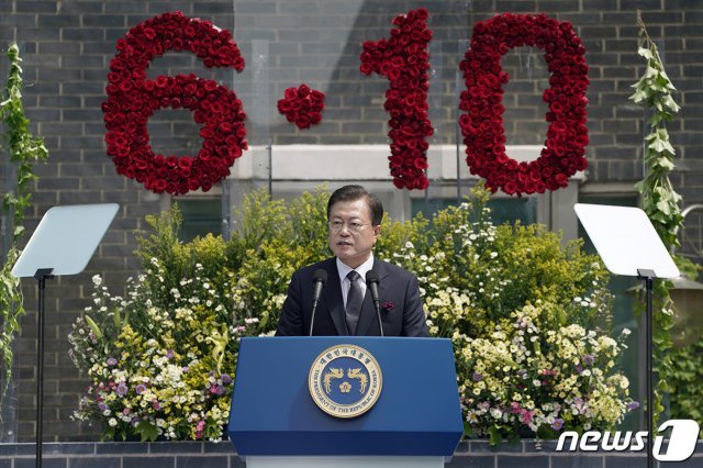 문재인 대통령이 10일 서울 용산구 옛 치안본부 남영동 대공분실(현 민주인권기념관 예정지)에서 열린 6·10 민주항쟁 기념식에서 기념사를 하고 있다. (청와대 제공) 2020.6.10 © News1