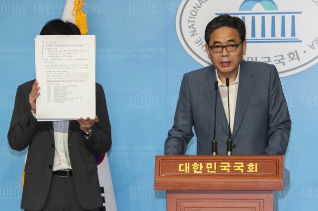 미래통합당 ‘위안부’ 할머니 피해 진상규명 태스크포스(TF) 위원장을 맡고 있는 곽상도 의원이 11일 오후 국회 소통관에서 정의기억연대 마포구 쉼터 ‘평화의 우리집’ A 소장 사망 관련 기자회견을 하고 있다. 사진=뉴스1