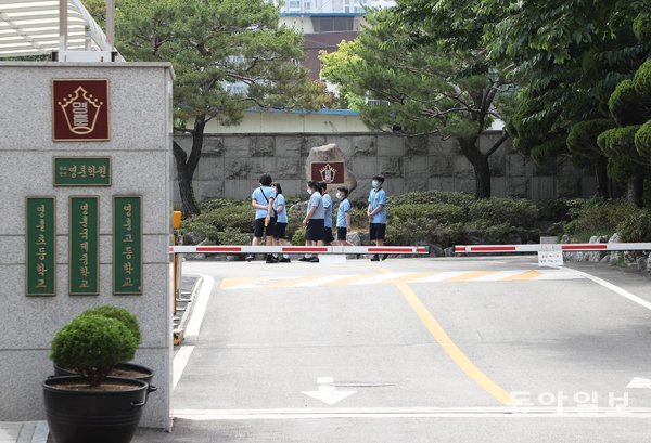 서울시교육청이 대원국제중과 영훈국제중의 특성화중학교 지정 취소 처분을 내린 10일 서울 강북구 영훈중 내 학생들의 모습. 김재명 기자 base@donga.com