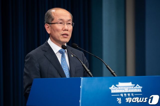 김유근 청와대 국가안보실 1차장 겸 국가안전보장회의(NSC) 사무처장이 11일 청와대 브리핑룸에서 대북 전단 및 물품 살포 관련 정부 입장문을 발표하고 있다. 2020.6.11/뉴스1 © News1