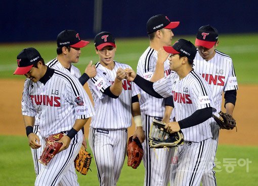 11일 서울 잠실야구장에서 ‘2020 신한은행 SOL KBO 리그‘ SK 와이번스와 LG 트윈스의 더블헤더 2차전 경기가 열렸다. 4-3 승리를 거두며 LG가 더블헤더 1,2차전을 모두 승리 했다. 경기 종료 후 선수들이 하이파이브 하고 있다. 잠실｜김종원 기자 won@donga.com