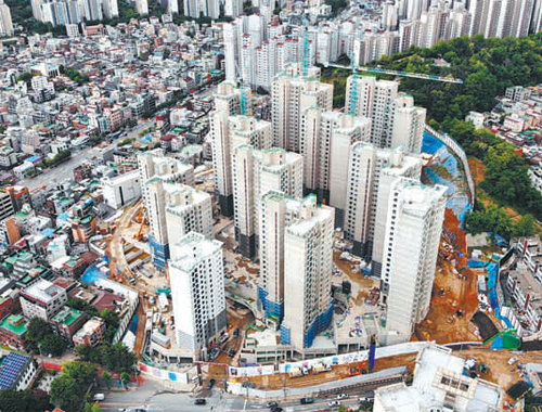 내년 2월에 입주할 예정인 서울 동작구 상도역 롯데캐슬의 공사 현장 모습. 지하 5층∼지상 20층, 13개동, 전용면적 59∼110㎡ 총 950채 규모로 이 가운데 474채를 일반 분양한다. 태려건설산업 제공