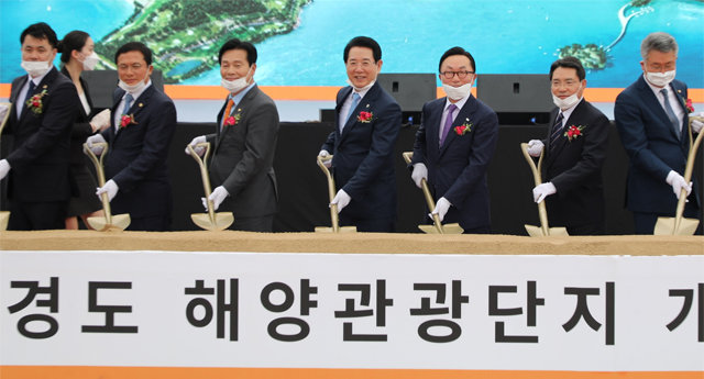 11일 전남 여수 경도 개발부지에서 호텔, 콘도, 해상케이블카 등을 짓는 해양관광단지 착공식이 열렸다. 김영록 전남도지사(왼쪽에서 네 번째), 박현주 미래에셋그룹 회장(왼쪽에서 다섯 번째) 등이 관계자들과 함께 시삽식을 하고 있다. 미래에셋금융그룹 제공