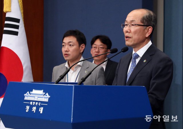 김유근 청와대 국가안보실 사무처장이 11일 청와대 브리핑 룸에서 대북 전단 및 물품 살포와 관련해 브리핑을 하고 있다. 전영한 기자 scoopjyh@donga.com