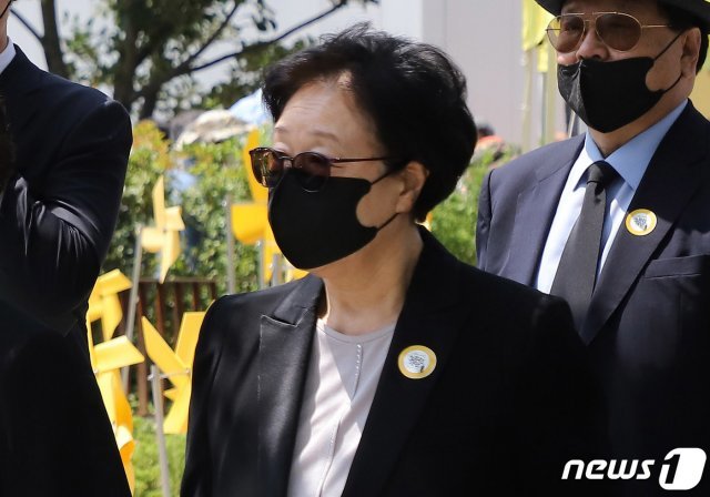 한명숙 전 국무총리가 23일 오전 경남 김해시 진영읍 봉하마을에서 열린 고 노무현 전 대통령 서거 11주기 추도식으로에 참석하기 위해 이동하고 있다. 2020.5.24/뉴스1 © News1