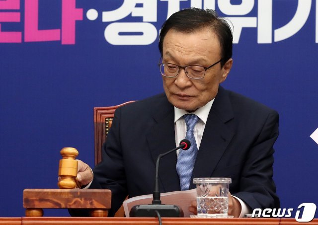 이해찬 더불어민주당 대표가 10일 오전 서울 여의도 국회에서 열린 최고위원회의에서 의사봉을 두드리며 개의를 선언하고 있다. 이 대표는 모두발언에서 “미래통합당이 상임위 배정으로 발목잡는 일은 잘못된 관행“이라며 ”3차 추경을 최대한 빨리 통과시켜 경제위기를 극복해야“한다고 밝혔다. 2020.6.10 © News1