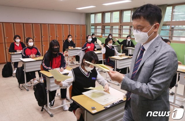 전국연합학력평가가 실시된 지난달 21일 오전 부산 수영구 덕문여자고등학교 고3 학생들이 시험을 치르고 있다. 2020.5.21 © News1