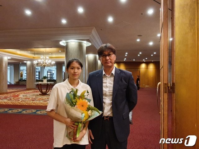 2019-20시즌 4라운드로 흥국생명에 지명됐던 이유안과 이상열 KB손해보험 감독.© 뉴스1 DB