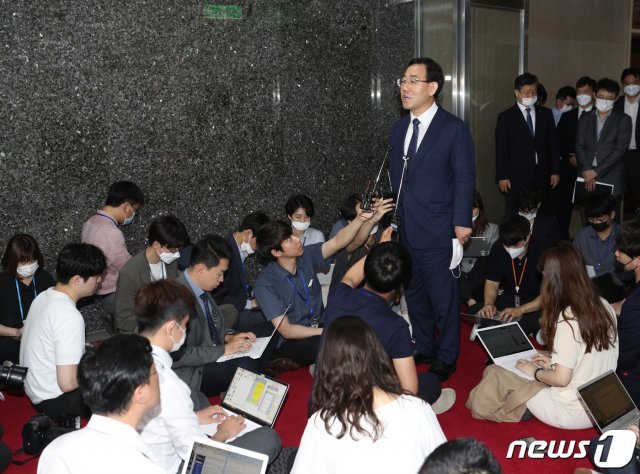 주호영 미래통합당 원내대표가 12일 오전 서울 여의도 국회에서 박병석 국회의장 면담을 마치고 의장실을 나서며 취재진의 질의에 답하고 있다. 2020.6.12/뉴스1 © News1