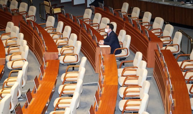 김성원 미래통합당 원내수석부대표가 12일 오후 서울 여의도 국회에서 열린 제379회 국회(임시회) 제4차 본회의에 참석해 자리하고 있다. 사진=뉴스1