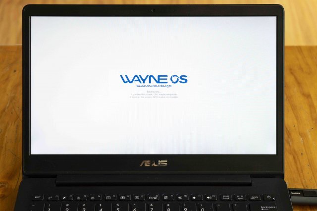 웨인 OS는 현 시점에서 가장 현실적인 USB형 컴퓨터라 할 수 있다. 출처=IT동아