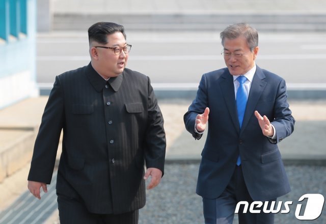 지난 2018년 4월27일 판문점에서 만난 김정은 북한 국무위원장(왼쪽)과 문재인 대통령. 2018.4.27 © News1