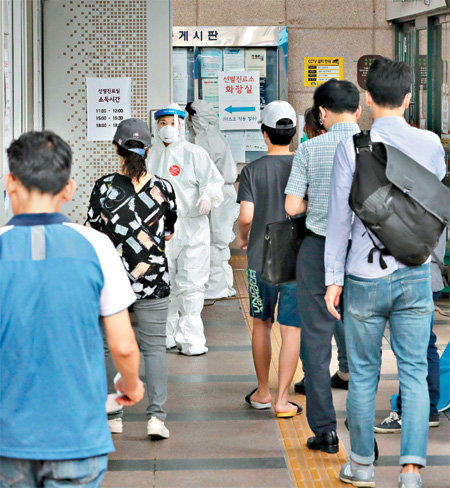 도봉구 선별진료소 검사 대기 12일 서울 도봉구보건소 선별진료소에서 시민들이 신종 코로나바이러스 
감염증(코로나19) 진단검사를 받기 위해 기다리고 있다. 방역당국은 도봉구 소재 노인요양시설인 성심데이케어센터에서 14명이 
코로나19 확진 판정을 받았다고 밝혔다. 뉴스1