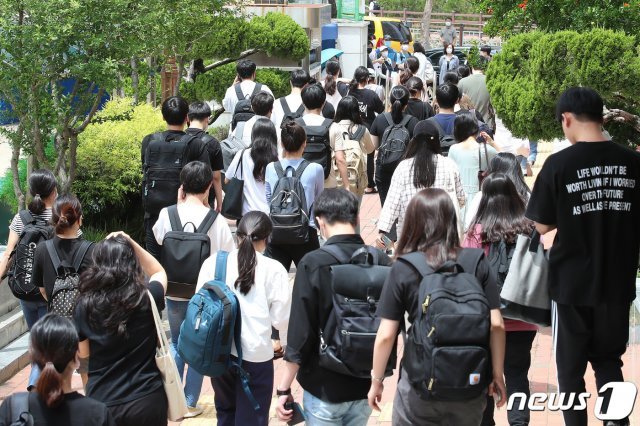 13일 오전 대구 수성구 매호중학교에서 2020년도 제1회 대구시 지방공무원 임용 필기시험을 마친 응시자들이 학교를 빠져나가고 있다. 2020.6.13/뉴스1 ⓒ News1