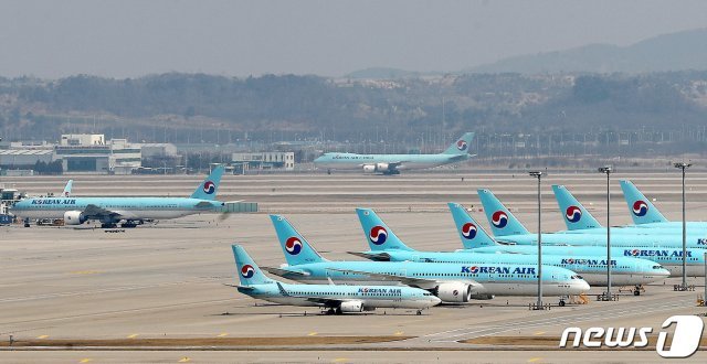 25일 인천국제공항 계류장에 대한항공 항공기가 멈춰서 있다. 2020.3.25 © News1