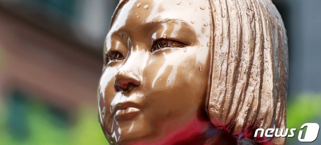 지난달 10일 서울 종로구 옛 일본대사관 앞에 설치된 평화의 소녀상 눈가에 빗물이 맺혀있다. 2020.5.10 © News1