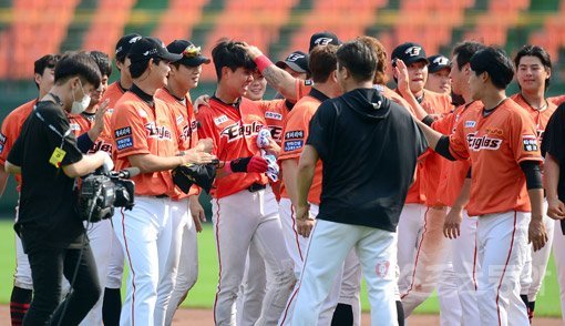 14일 대전 한화생명이글스파크에서 ‘2020 신한은행 SOL KBO 리그‘ 두산베어스와 한화이글스의 전날 우천으로 취소된 서스펜디드 경기가 열렸다. 9회말 2사 2,3루 한화 노태형이 끝내기 안타를 치고 팀 동료들의 축하를 받고 있다. 대전 | 김종원 기자 won@donga.com