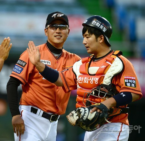 14일 대전 한화생명이글스파크에서 ‘2020 신한은행 SOL KBO 리그‘ 두산베어스와 한화이글스의 경기가 열렸다. 3-2 역전승을 거두며 2연승을 달린 한화 최원호 감독대행이 최재훈과 하이파이브 하고 있다. 대전｜김종원 기자 won@donga.com