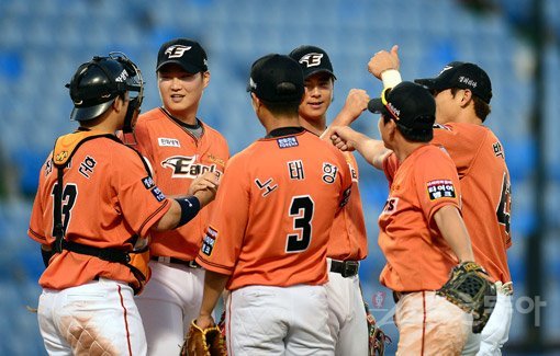 14일 대전 한화생명이글스파크에서 ‘2020 신한은행 SOL KBO 리그‘ 두산베어스와 한화이글스의 경기가 열렸다. 3-2 역전승을 거두며 2연승을 달린 한화 선수들이 하이파이브 하고 있다. 대전｜김종원 기자 won@donga.com