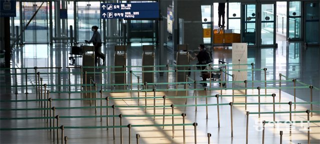 3일 오후 인천국제공항 제1여객터미널 입출국장의 모습이다. 신종 코로나바이러스 감염증(코로나19) 때문에 입출국자들이 현저히 
감소했다. 전문가들은 백신 등을 통해 인구 상당수가 항체를 얻는 ‘집단면역’이 형성돼야 비로소 코로나19 사태가 종식되고 일상으로
 돌아갈 수 있다고 입을 모은다. 인천=장승윤 기자 tomato99@donga.com