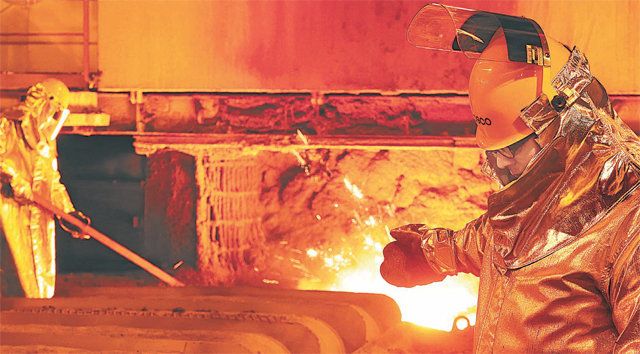 48년째 불꽃을 뿜어내고 있는 포스코 포항제철소 제1고로에서 쇳물을 생산하는 모습. 포스코 제공