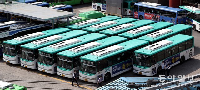 멈춰선 버스 14일 경기 성남시 중원구 상대원동 시내버스 차고지에 운행이 중단된 차량들이 서 있다. 상대원동과 지하철 2호선 상왕십리역, 신설동역 등을 오가는 시내버스 운전자 2명이 신종 코로나바이러스 감염증(코로나19) 확진 판정을 받아 서울과 경기지역 5개 노선의 운행이 감축되거나 일시 중단됐다. 성남=최혁중 기자 sajinman@donga.com