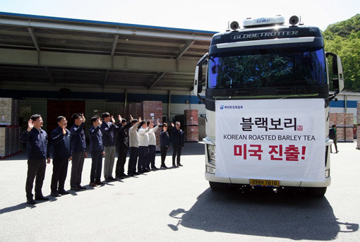 하이트진로음료 ‘블랙보리’ 미국 수출 출고식 현장. 사진제공 하이트진로