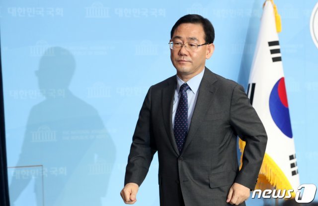 주호영 미래통합당 원내대표가 15일 서울 여의도 국회 소통관에서 원 구성 관련 기자회견을 마치고 회견장을 나서고 있다. 2020.6.15/뉴스1 © News1