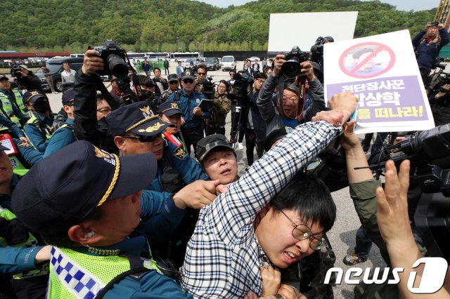 지난 2018년 5월 5일 오후 경기도 파주시 통일동산 주차장에서 자유북한운동연합 회원들이 대북전단을 살포하려 하자 이에 반대하는 시민단체 회원이 항의하면서 충돌이 빚어지고 있다. 2018.5.5/뉴스1 © News1