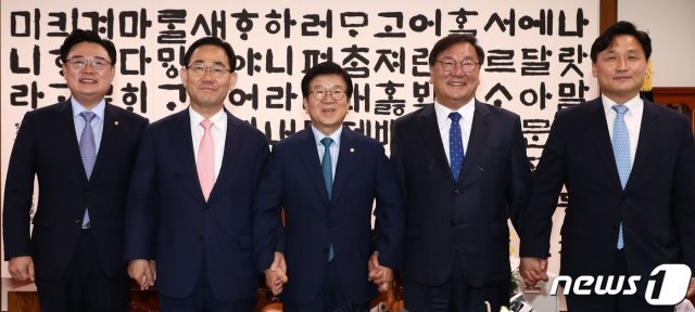 8일 오후 서울 여의도 국회 의장실에서 열린 국회의장 주재 여·야 원내대표 원구성 협상회동에서 기념촬영을 하고 있다. 오른쪽부터 더불어민주당 김영진 원내수석부대표, 김태년 원내대표, 박병석 국회의장, 미래통합당 주호영 원내대표, 김성원 원내수석부대표. 2020.6.8/뉴스1 © News1