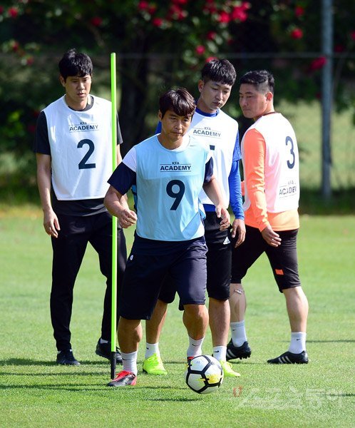 15일부터 24일까지 파주 축구구가대표팀트레이닝센터(NFC)에서 진행되는 아시아축구연맹(AFC) A급 지도자 강습회에 참가 중인 전북현대 이동국이 몸을 풀고 있다. 파주｜김종원 기자 won@donga.com