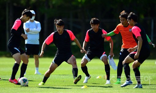 U-19 남자 축구대표팀이 신종 코로나바이러스(코로나19) 이후 남녀 대표팀 처음으로 15일 파주 축구대표팀트레이닝센터(NFC)에서 소집 훈련을 가졌다. 선수들이 볼뺏기 게임을 하고 있다. 파주｜김종원 기자 won@donga.com