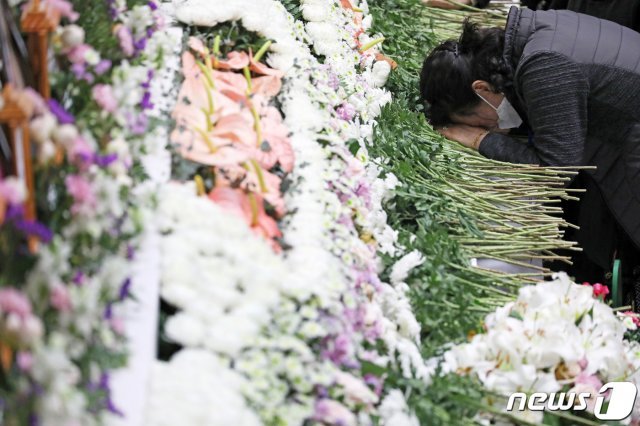 경기 이천시 창전동 이천서희청소년문화센터에 마련된 한익스프레스 물류창고 화재 합동분향소에서 한 유가족들이 슬픔에 잠겨 있다. 2020.5.6/뉴스1 © News1