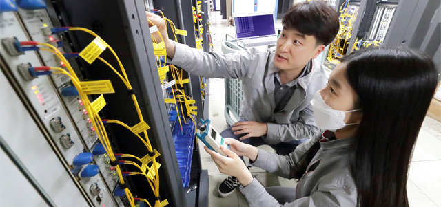 KT 이환주 마이스터(왼쪽)가 서울 종로구 KT 혜화타워에서 후배 직원과 함께 네트워크 설비를 점검하고 있다. KT는 실력을 인정받은 베테랑 엔지니어들에게 ‘마이스터’ 칭호를 부여하며 각종 지원을 하고 있다. KT 제공
