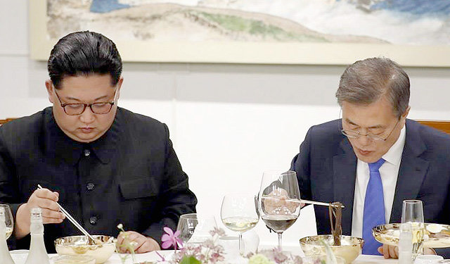 2018년 4월 27일 판문점에서 열린 남북 정상회담에서 문재인 대통령과 김정은 북한 국무위원장이 만찬 메뉴로 오른 옥류관 냉면을 맛보고 있다. 청와대 제공