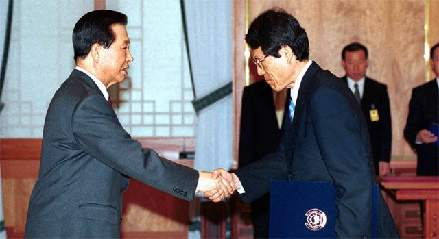 김대중 대통령이 2001년 5월 한상진 서울대 교수에게 대통령자문정책기획위원장 위촉장을 수여하고 있다.