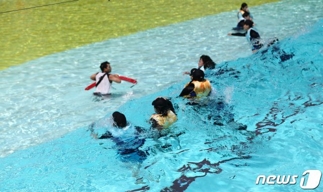 맑고 더운 날씨가 이어진 11일 경기도 용인시 캐리비안 베이를 찾은 시민들이 개장한 야외 파도 풀장에서 물놀이를 즐기고 있다. (캐리비안 베이 제공) 2020.6.11/뉴스1