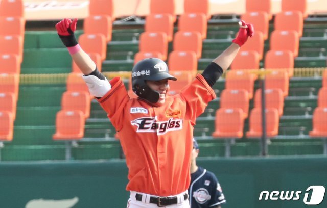 14일 오후 대전 중구 한화생명 이글스파크에서 열린 2020 프로야구 신한은행 SOL KBO리그 한화이글스와 두산베어스 경기에서 9회말 2사 2, 3루 상황 한화 노태형이 끝내기 안타를 치고 환호하고 있다. 2020.6.14 © News1