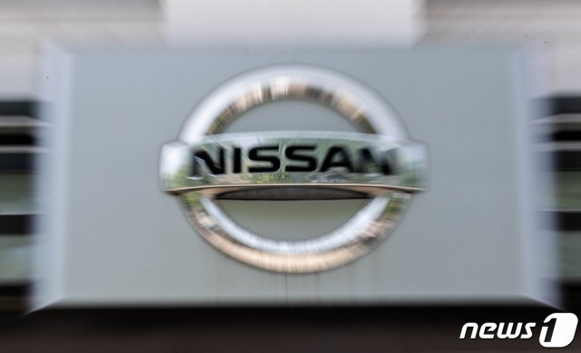 일본 닛산자동차가 오는 12월까지 영업을 끝으로 국내에서 철수한다. 2004년 한국법인을 세운 후 16년 만에 한국을 떠나는 것이다. 신종 코로나바이러스 감염증(코로나19)으로 인한 일본 본사의 실적 악화와 지난해부터 이어진 일본차 불매운동으로 한국 내 판매량마저 급감한 데 따른 결과로 분석된다. 한국닛산은 “글로벌 시장에서 건전한 수익 구조 확보를 위한 본사 차원의 결정“이라고 철수 배경을 설명하고 있다. 사진은 29일 오후 서울의 한 닛산 자동차 판매 대리점의 모습. 2020.5.29 © News1