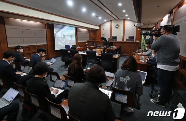 서울 서초구 고등법원에서 취재진이 세계 최대 아동 성착취물 사이트 ‘웰컴 투 비디오’(W2V) 운영자 손정우에 대한 범죄인 인도심사 청구사건 심문기일 시작을 기다리는 모습. 뉴스1