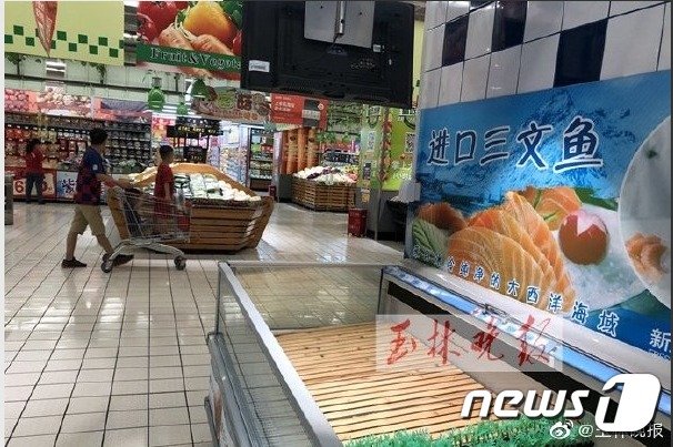 최근 중국 당국이 베이징의 집단감염 원인이 연어라고 밝히자 마트에서 수입연어 코너가 텅 비어있다.-웨이보 갈무리© 뉴스1